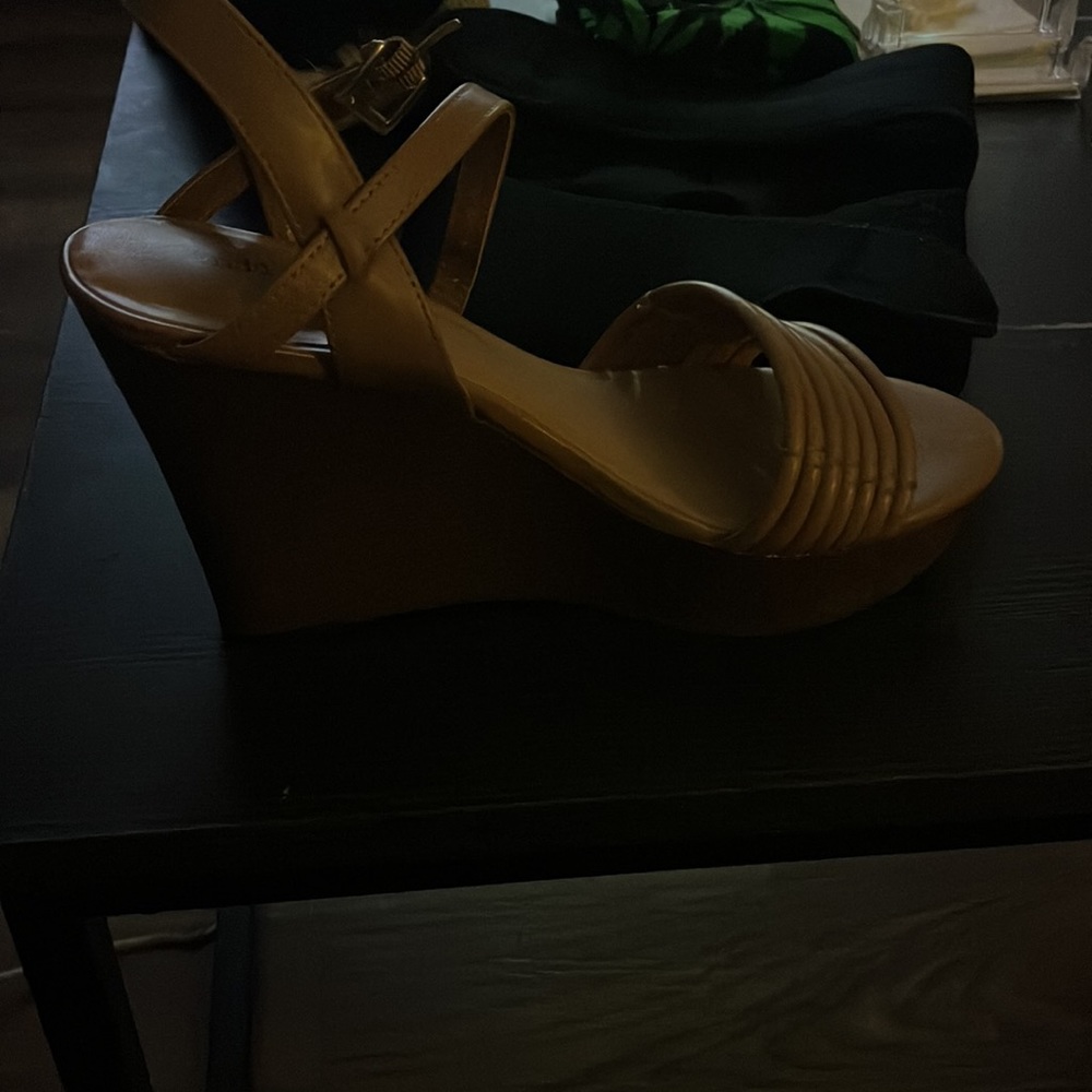 A pair of light brown wedges size 81/2. Perfect fitting strap around the ankle. - Picture 6 of 10
